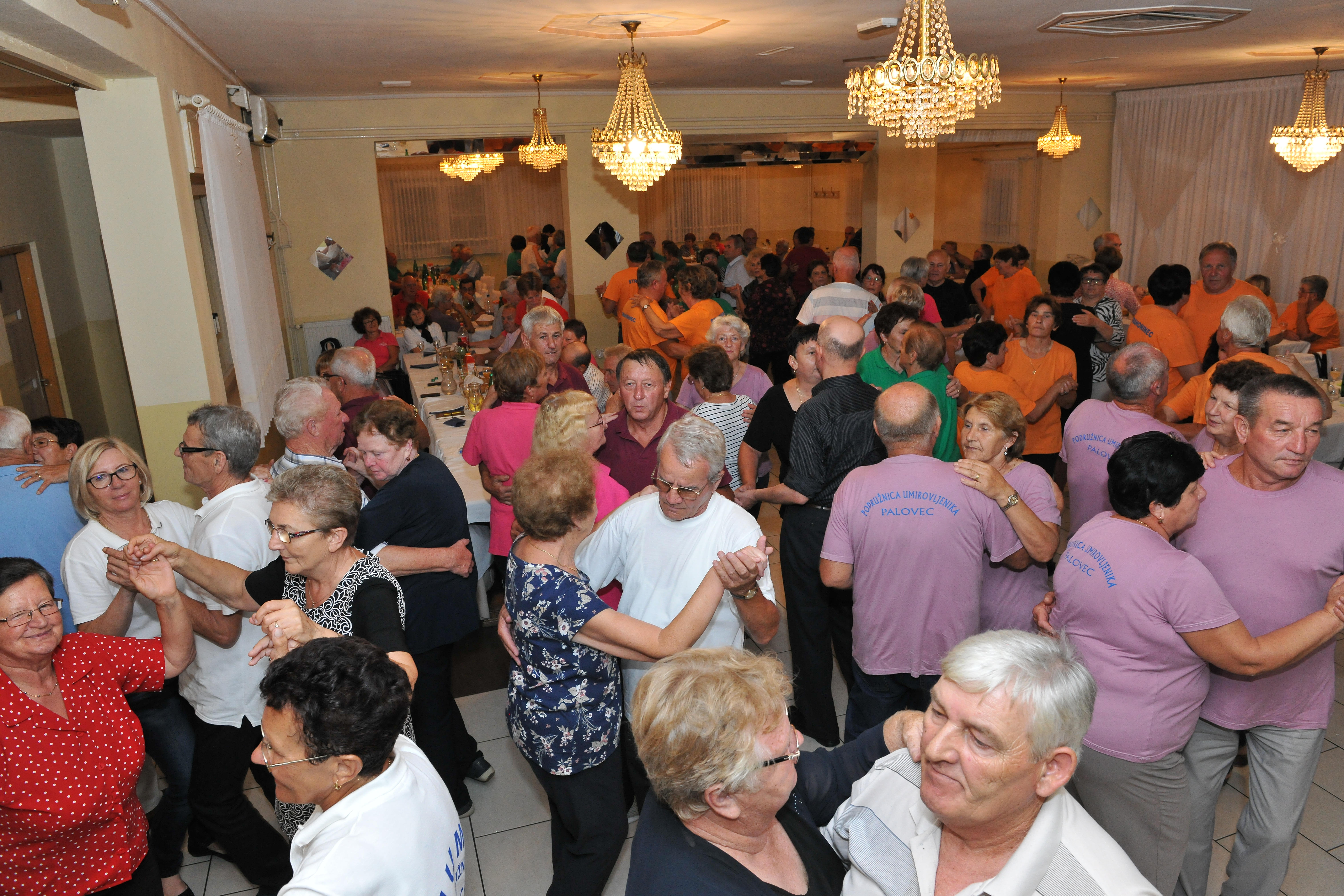 Senior's dancing to live music.